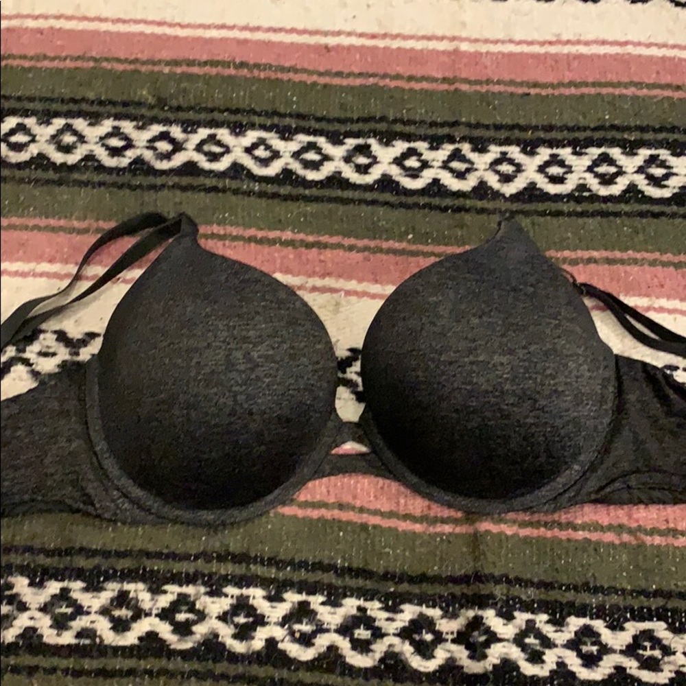 Victoria’s Secret grey bra. (32DDD)